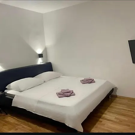 Aaa Luxury בית הארחה