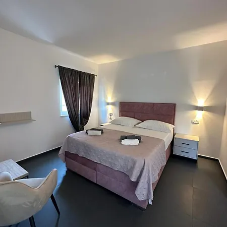 Aaa Luxury With Pool 3* Split