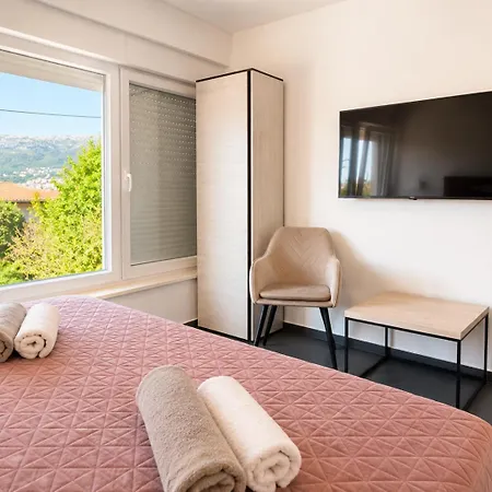 Pensjonat Aaa Luxury With Pool Split