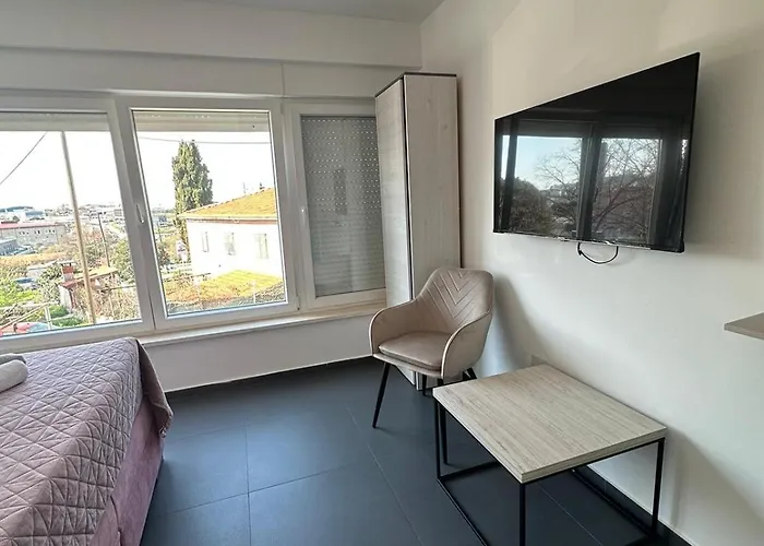 Aaa Luxury Pensión 3*